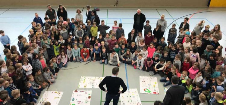 Schul-Spielplatzplanung im Standort Sandkrug mit den Schülern und dem Bürgermeister